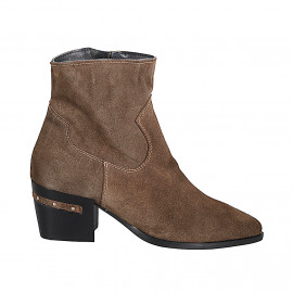 Botines camperas de mujer en ante marrón con inserto de piel, tachuelas en el tacón y cremallera, tacón 6 - Tallas disponibles:  32, 33, 34, 43, 44, 45, 46