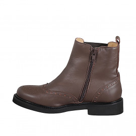 Stivaletto da donna in pelle marrone con cerniera, elastico e coda di rondine tacco 3 - Misure disponibili: 32, 33, 34, 42, 43, 44, 45, 46 2
