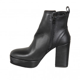 Woman’s platform ankle... 2