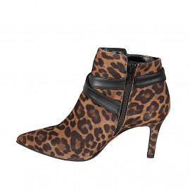 Woman’s pointed-toe ankle... 2