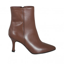 Woman’s pointed-toe brown leather ankle boots with zip fastening and heel 7 - Available sizes:  32, 33, 34, 42