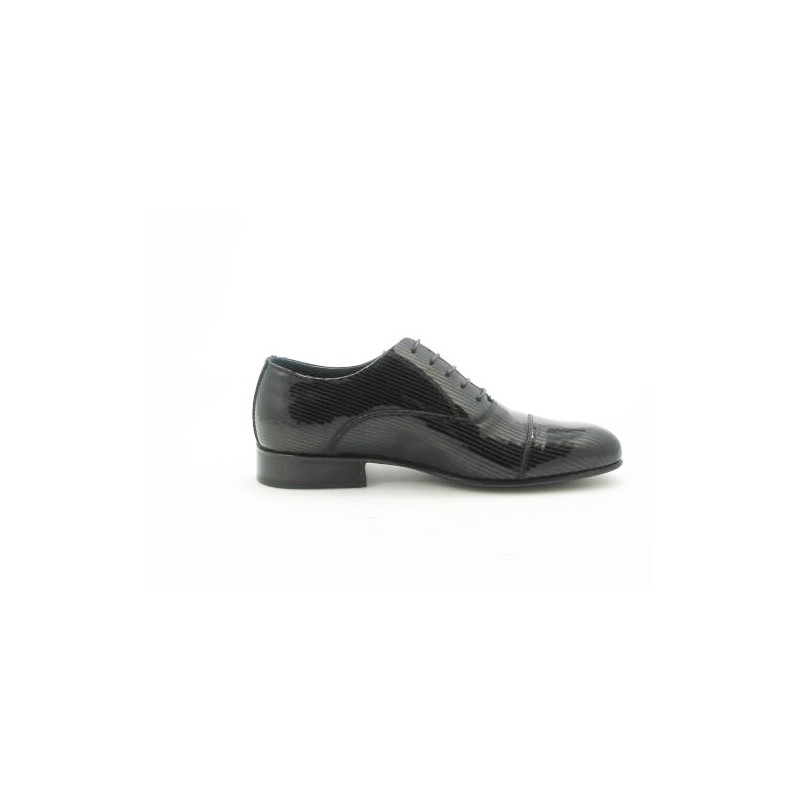 Herrenoxfordschuh mit Schnürsenkel und Kappe aus schwarzem Lackleder