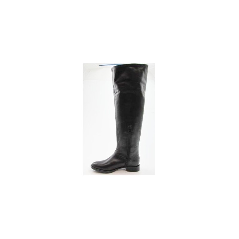 Bota ala rodilla en piel color negro