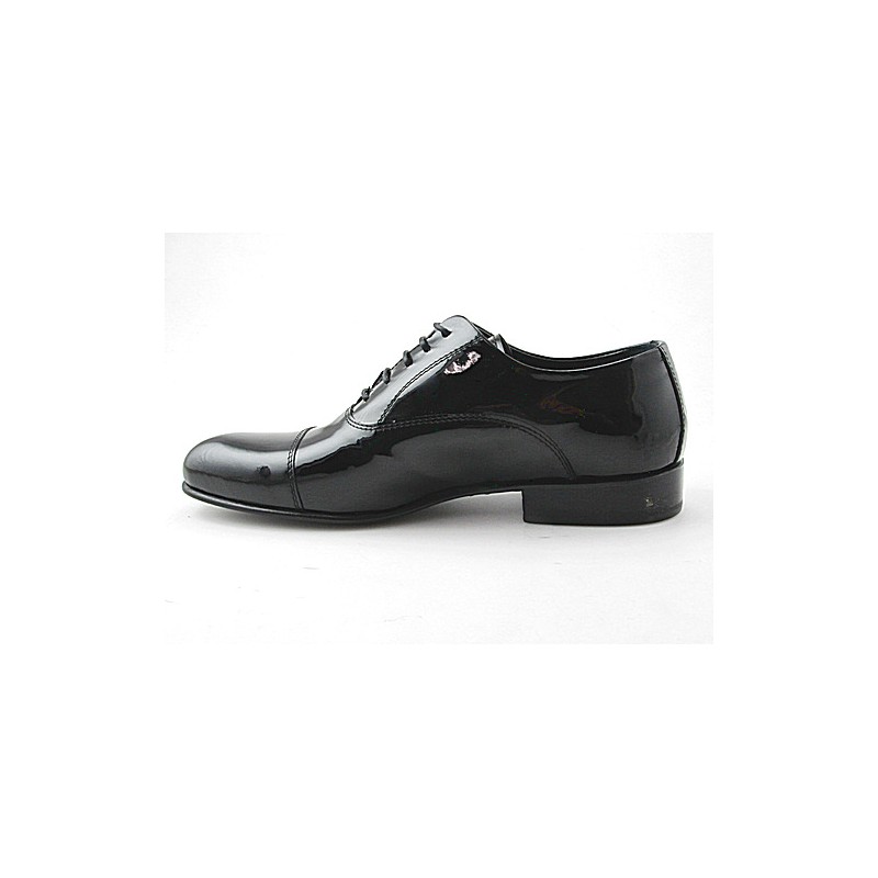 Herrenoxfordschuh mit Schnürsenkeln und Kappe aus schwarzem Lackleder
