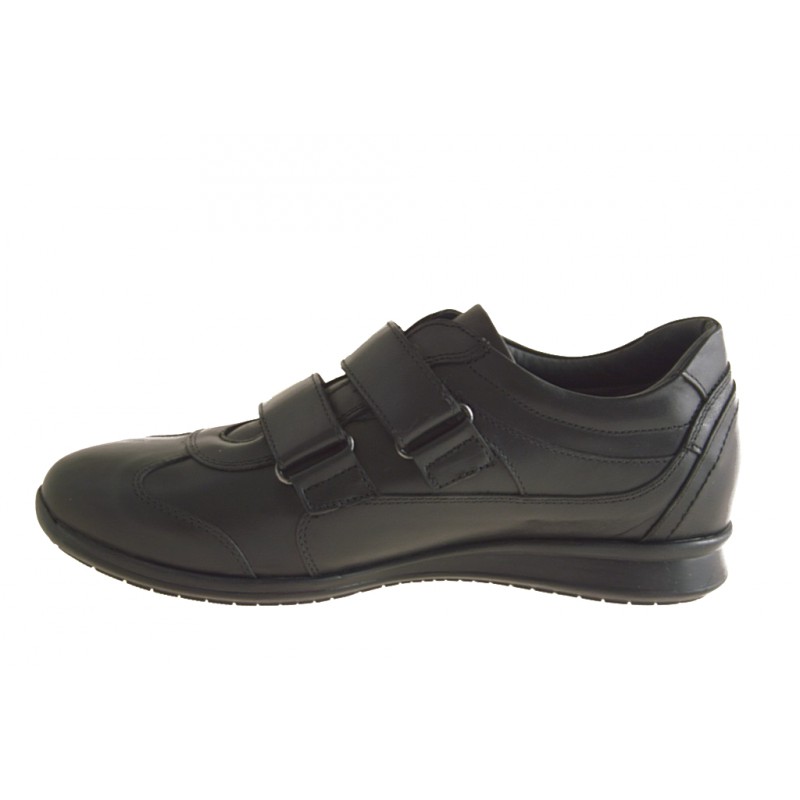 Closed shoe with Velcro bands 