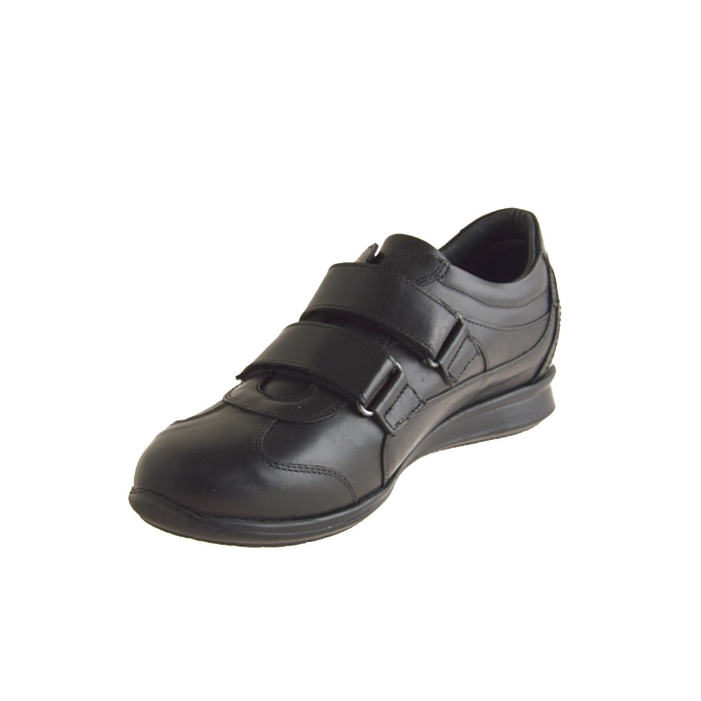 Closed shoe with Velcro bands 