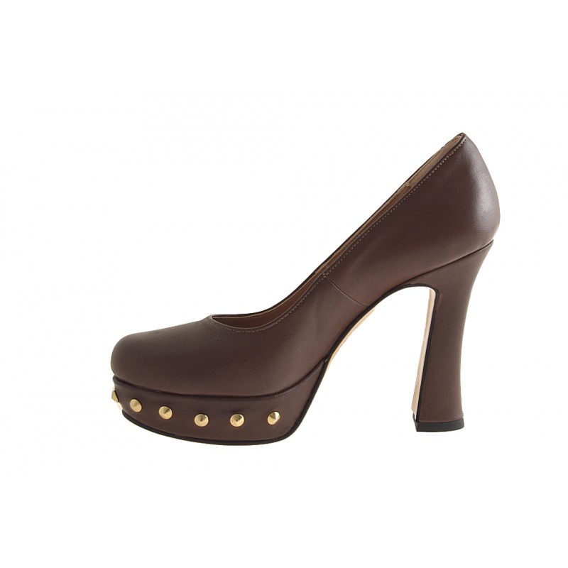 Decoltè borchie con plateau in pelle marrone