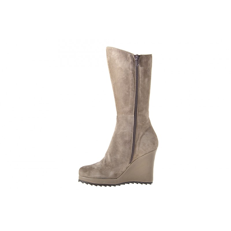 Bota con cremallera y cuña en piel+ gamuza y cuero de color gris pardo