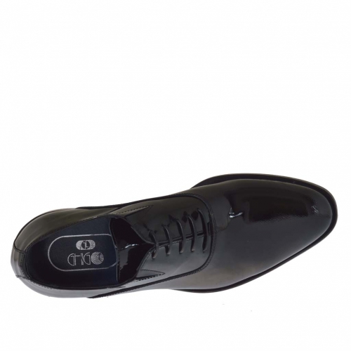 Elegant men's oxford shoes with laces in black patent leather