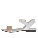 Sandalo da donna con cinturino in pelle bianca, oro e stampato vipera rosa - Misure disponibili: 32