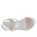 Sandalo da donna con cinturino in pelle bianca, oro e stampato rosa - Misure disponibili: 32