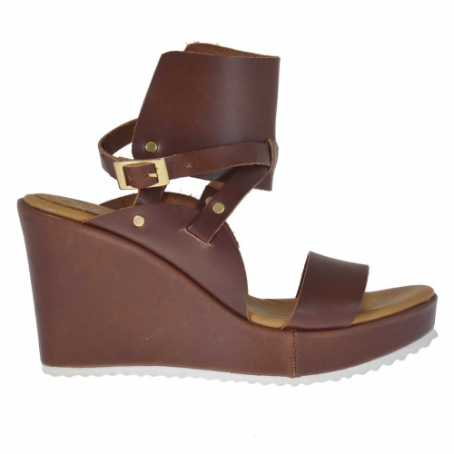 Sandale für Damen aus braunem Leder mit Fesselriemchen, Plateau und Keilabsatz 9 - Verfügbare Größen:  42