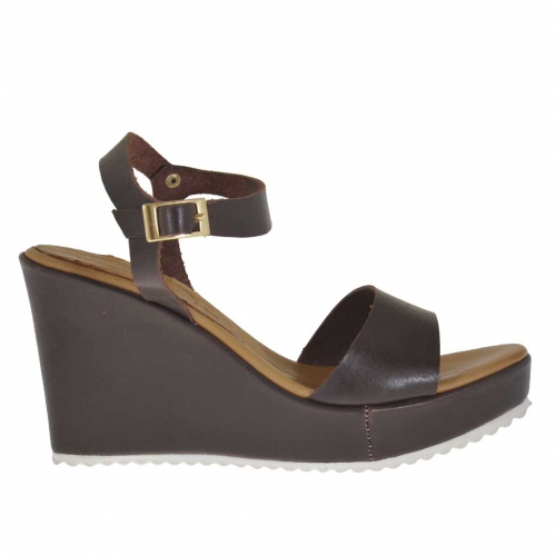 Sandale pour femmes en cuir brun foncé avec courroie, plateforme et talon compensé 9 - Pointures disponibles:  42