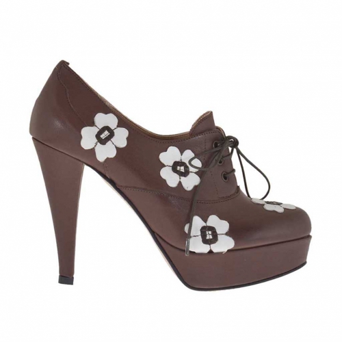 Woman's highfronted laced pump with platform in brown leather with white flowers heel 10 - Available sizes:  31, 42