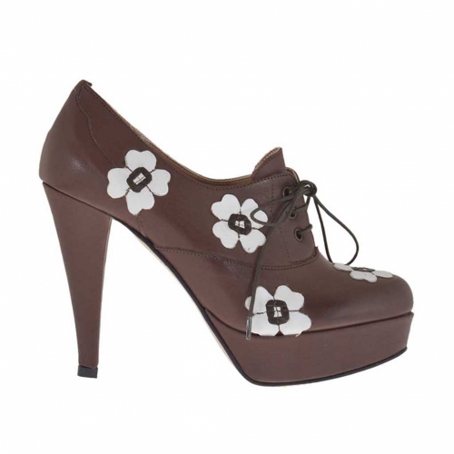 Scarpa stringata da donna in pelle marrone con fiori bianchi e plateau tacco 10 - Misure disponibili: 31, 32, 42