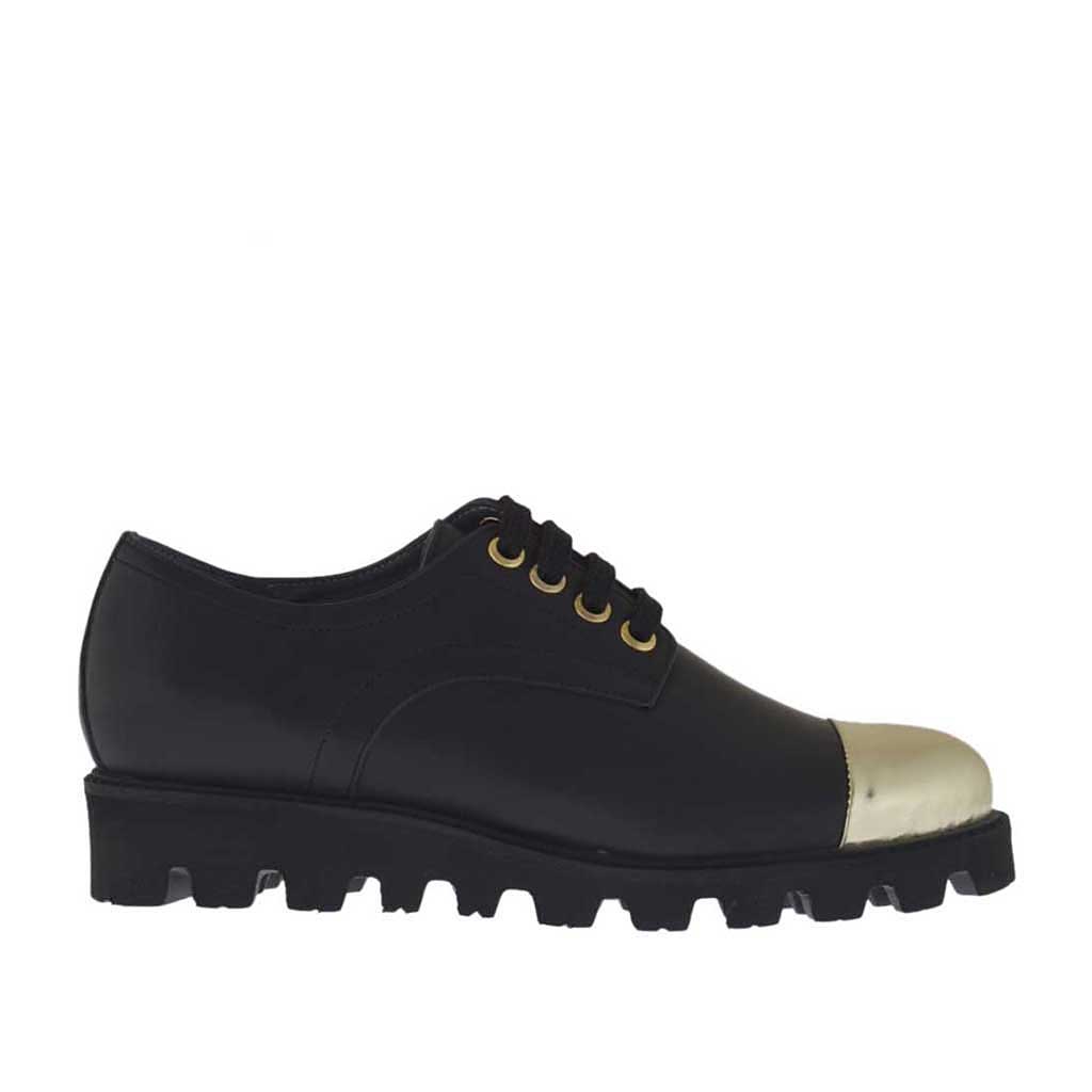 Zapato para mujer con cordones en piel negra con puntera en charol dorado  cuña 3