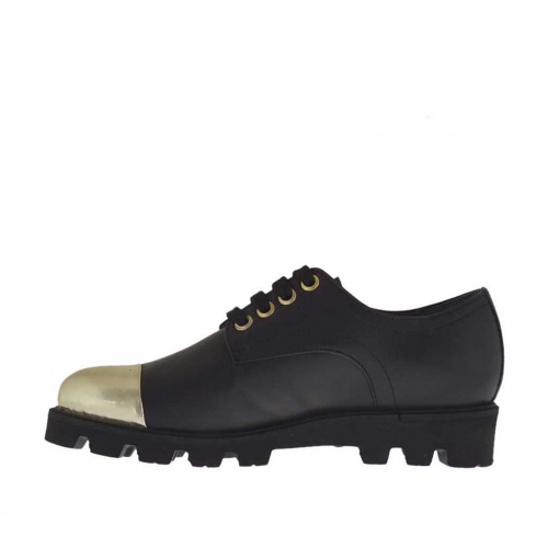 Zapato para mujer con cordones en piel negra con puntera en charol dorado  cuña 3