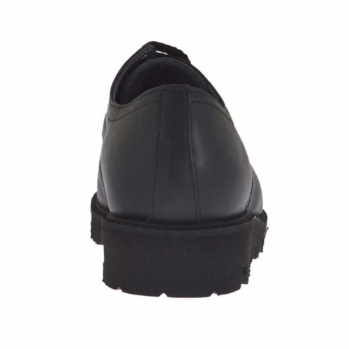 Zapato para mujer con cordones en piel negra con puntera en charol dorado  cuña 3