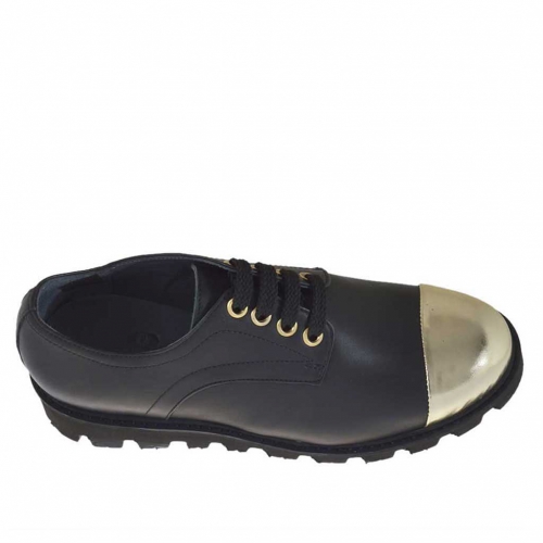 Zapato para mujer con cordones en piel negra con puntera en charol dorado  cuña 3