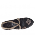 Zapato de salón para mujer con correas cruzadas y flores en gamuza negra y gris pardo con plataforma tacon 15 - Tallas disponibles:  42