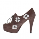 Woman's highfronted laced pump with platform in brown leather with white flowers heel 10 - Available sizes:  31, 42