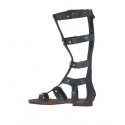 Zapato abierto estilo gladiador para mujer con cremallera, hebillas y tachuelas en piel negra y piel imprimida verde tacon 1 - Tallas disponibles:  32, 34