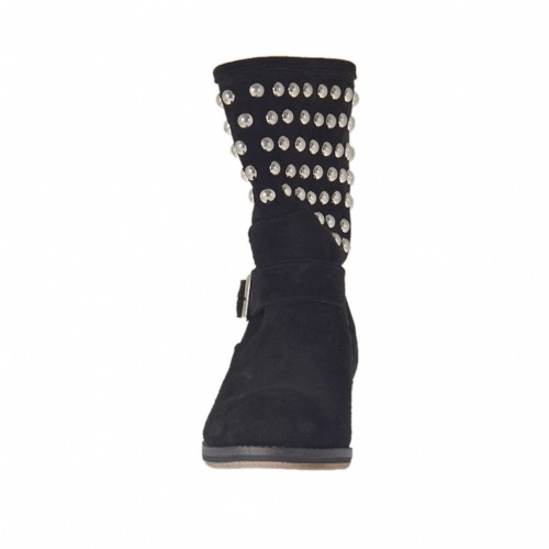 Botines para mujer con hebillas y tachuelas en gamuza de color negro tacon 2