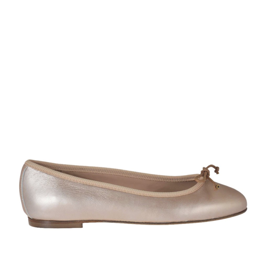 Zapato bailarina para mujer con moño en piel laminada rosa tacon 1