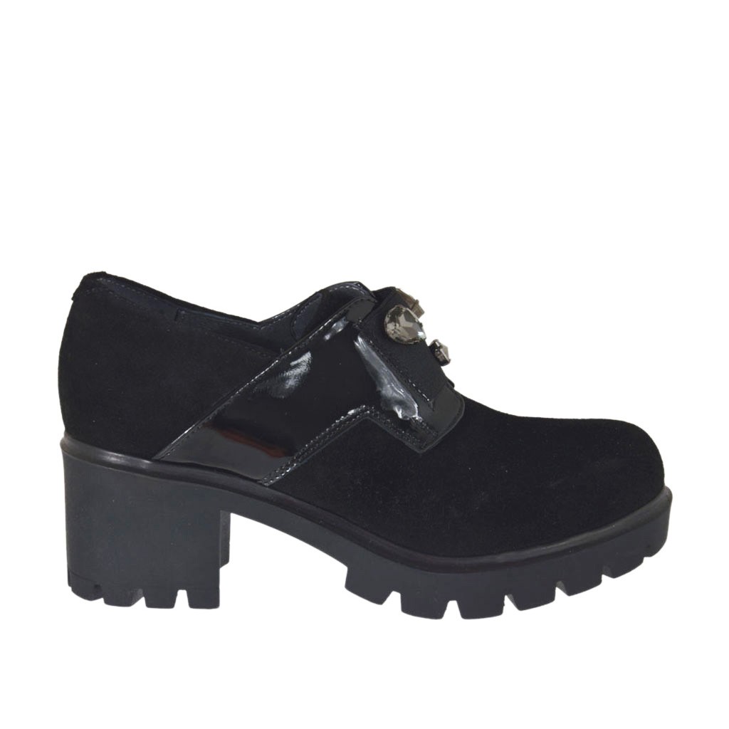 Zapato cerrado para mujer con elastico y piedras en gamuza y charol negro  tacon 6
