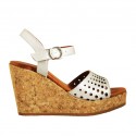Damenriemsandale aus silbernem perforiertem Leder mit Plateau und Keilabsatz 9 - Verfügbare Größen:  42, 43, 44