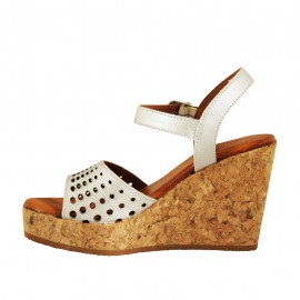 Sandalia para mujer con cinturon en piel perforada plateada perlada con plataforma y cuña 9 - Tallas disponibles:  42, 43 2