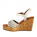 Damenriemsandale aus silbernem perforiertem Leder mit Plateau und Keilabsatz 9 - Verfügbare Größen:  42, 43, 44