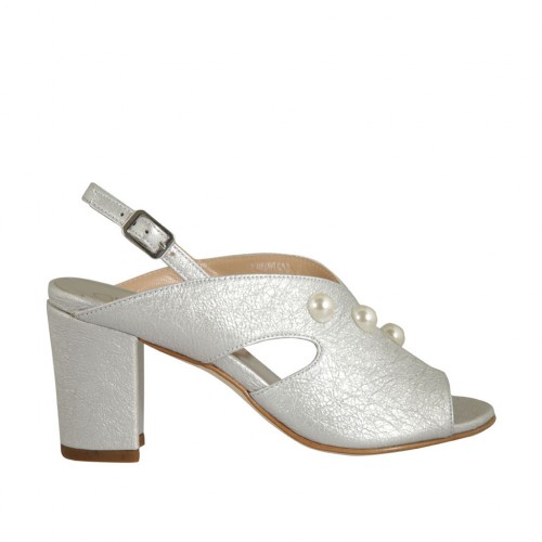 Sandalia para mujer con perlas en piel laminada plateada tacon 7