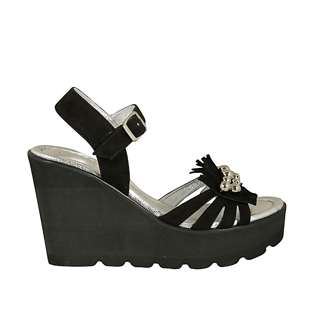 Sandalia para mujer con cinturon, flecos y perlas en gamuza negra cuña 9