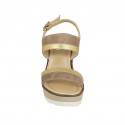 Sandalo da donna in camoscio taupe e laminato oro zeppa 9 - Misure disponibili: 42, 43, 44