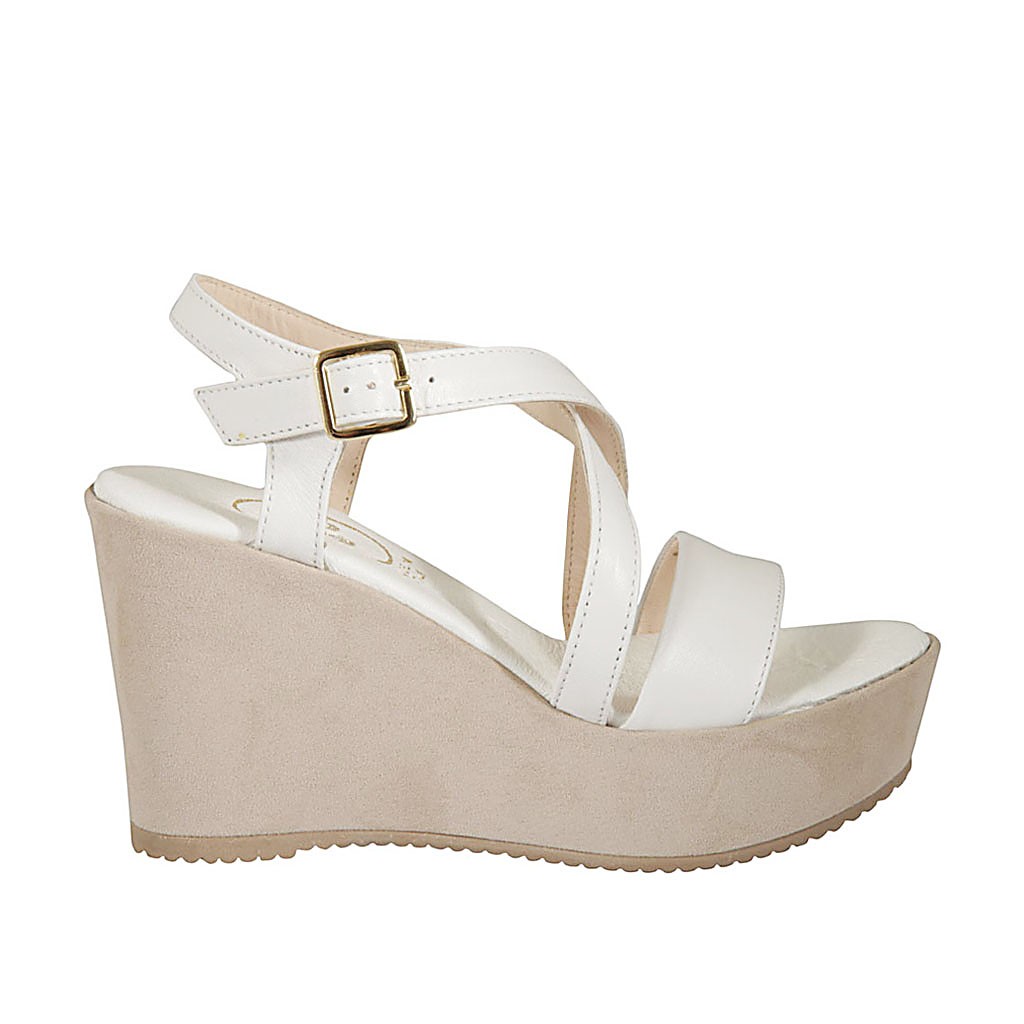 Sandalia para mujer con cinturon cruzado y plataforma en piel blanca y  gamuza beis cuña 9