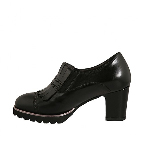 Zapato cerrado para mujer con elasticos, plantilla extraible y flecos en  piel negra tacon 7
