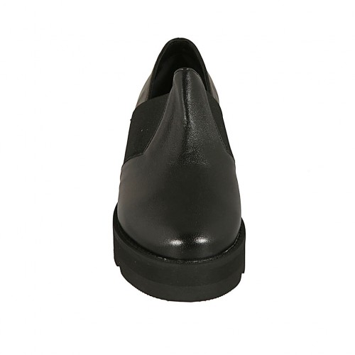 Zapato cerrado para mujer con elasticos en piel color negro cuña 3