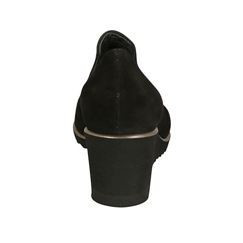 Zapato cerrado para mujer con elasticos en gamuza negra cuña 5