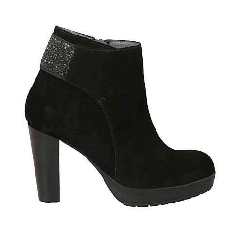 Woman's ankle boot with zipper 