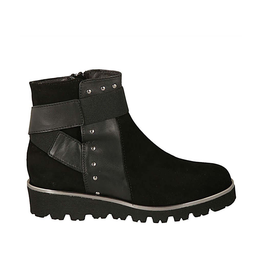 Woman's ankle boot with zipper, elastic band and studs in black suede