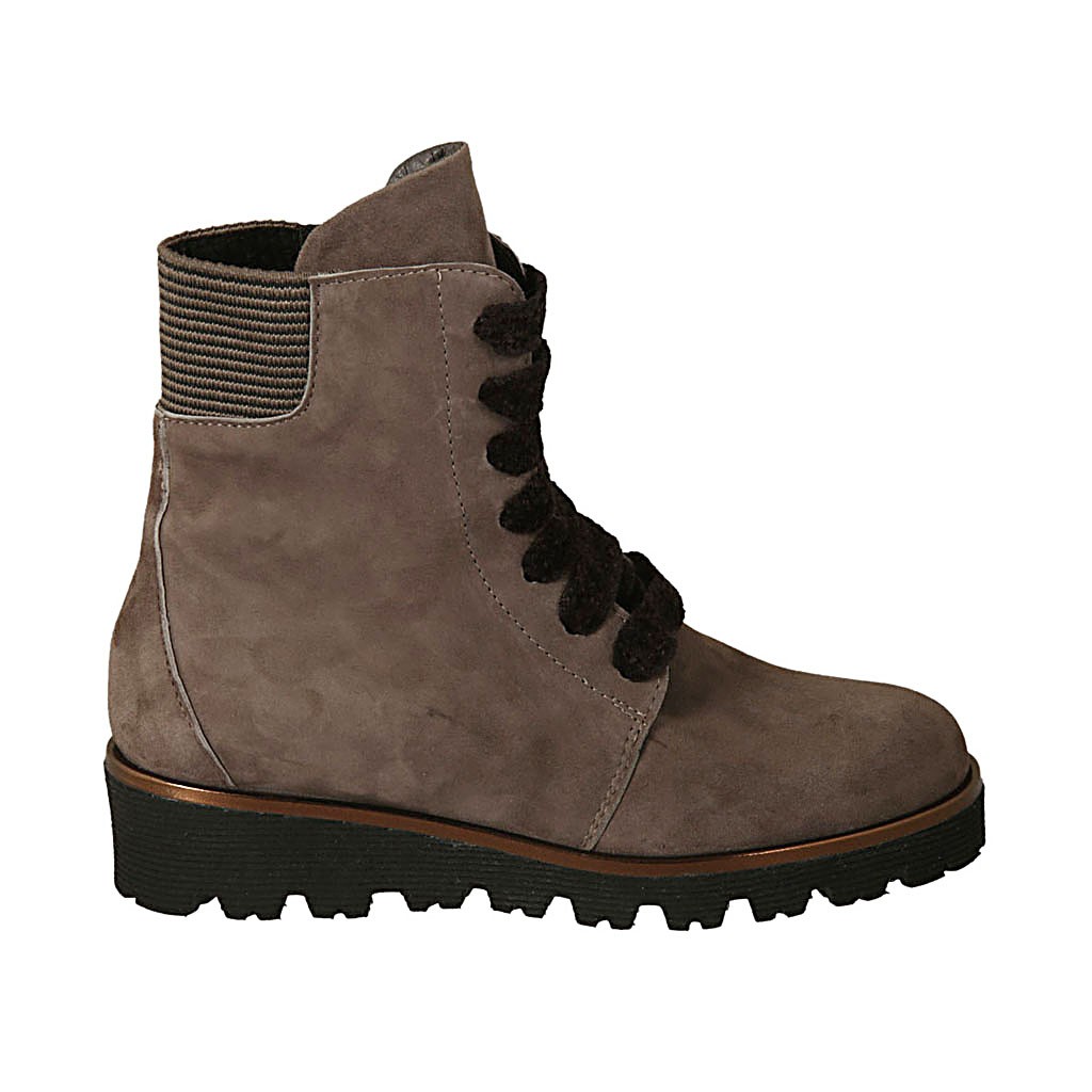 Botin para mujer con cordones, elasticos y cremallera en gamuza gris pardo  cuña 3