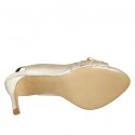 Sandalia para mujer con hebilla y elastico en piel laminada platino tacon 8 - Tallas disponibles:  31, 42, 43
