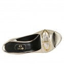 Sandalia para mujer con hebilla y elastico en piel laminada platino tacon 8 - Tallas disponibles:  31, 42, 43