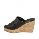 Sabot aperto da donna in pelle forata di colore nero con plateau e zeppa 9 - Misure disponibili: 33, 34, 42, 43, 44, 45