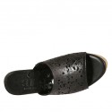 Offene Damenpantoletten aus schwarzfarbigem perforiertem Leder mit Plateau und Keilabsatz 9 - Verfügbare Größen:  42, 43, 44