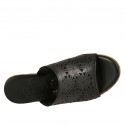 Offene Damenpantoletten aus schwarzfarbigem perforiertem Leder mit Plateau und Keilabsatz 7 - Verfügbare Größen:  32, 42, 43, 44, 45