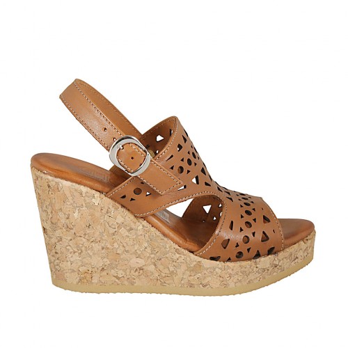 Sandalo da donna in pelle forata color cuoio con plateau e zeppa 9