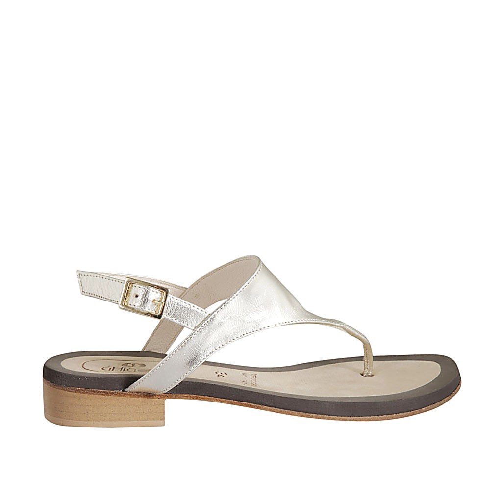 Woman's thong sandal in platinum laminated leather heel 2