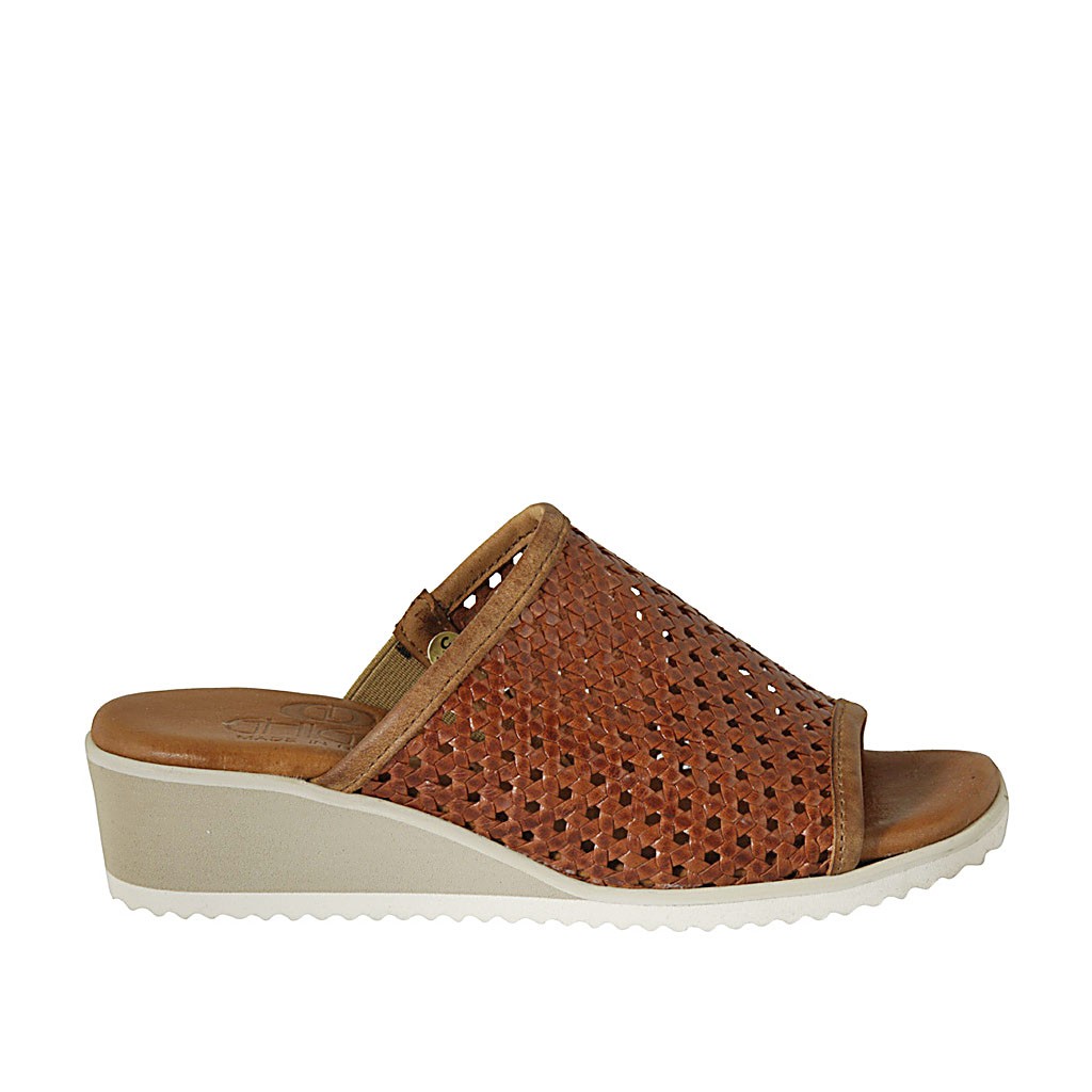 Sabo abierto para mujer con elastico en piel trensada color cuero cuña 4